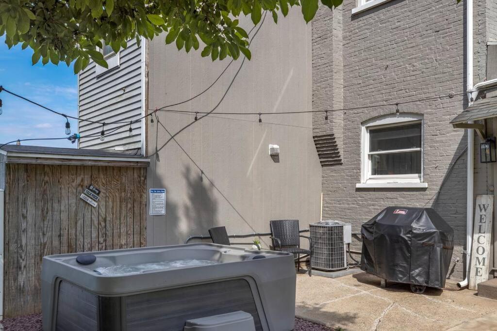 Rare City Home W/ Backyard Fire-Pit & Hottub Lancaster Kültér fotó